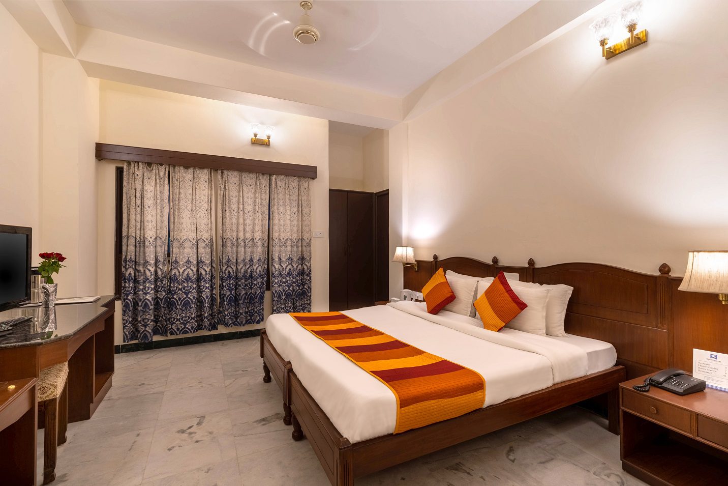 1 NON LAKE FACING DELUXE AC ROOMS HOTEL SAROVAR ON LAKE PICHOLA MARKET MY HOTEL