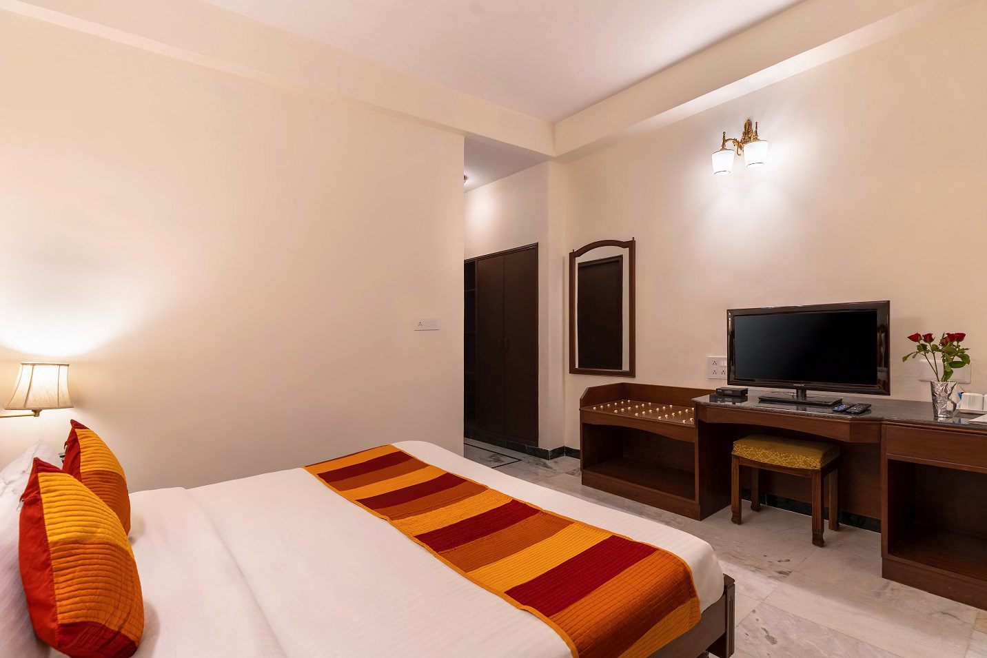 10 NON LAKE FACING DELUXE AC ROOMS HOTEL SAROVAR ON LAKE PICHOLA MARKET MY HOTEL