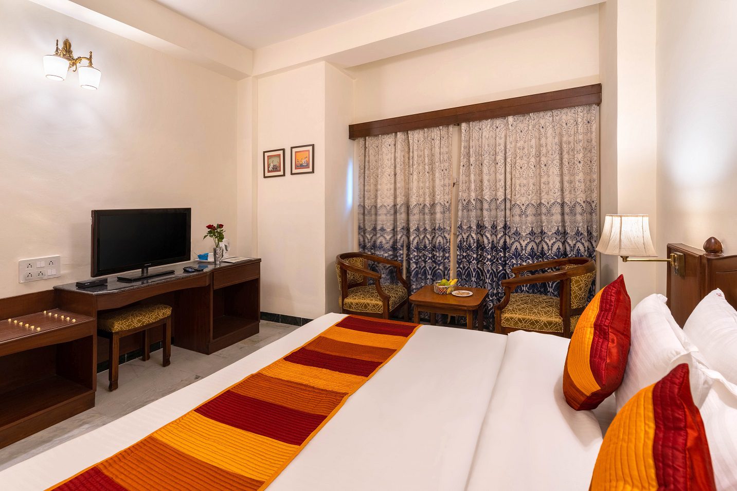 11 NON LAKE FACING DELUXE AC ROOMS HOTEL SAROVAR ON LAKE PICHOLA MARKET MY HOTEL