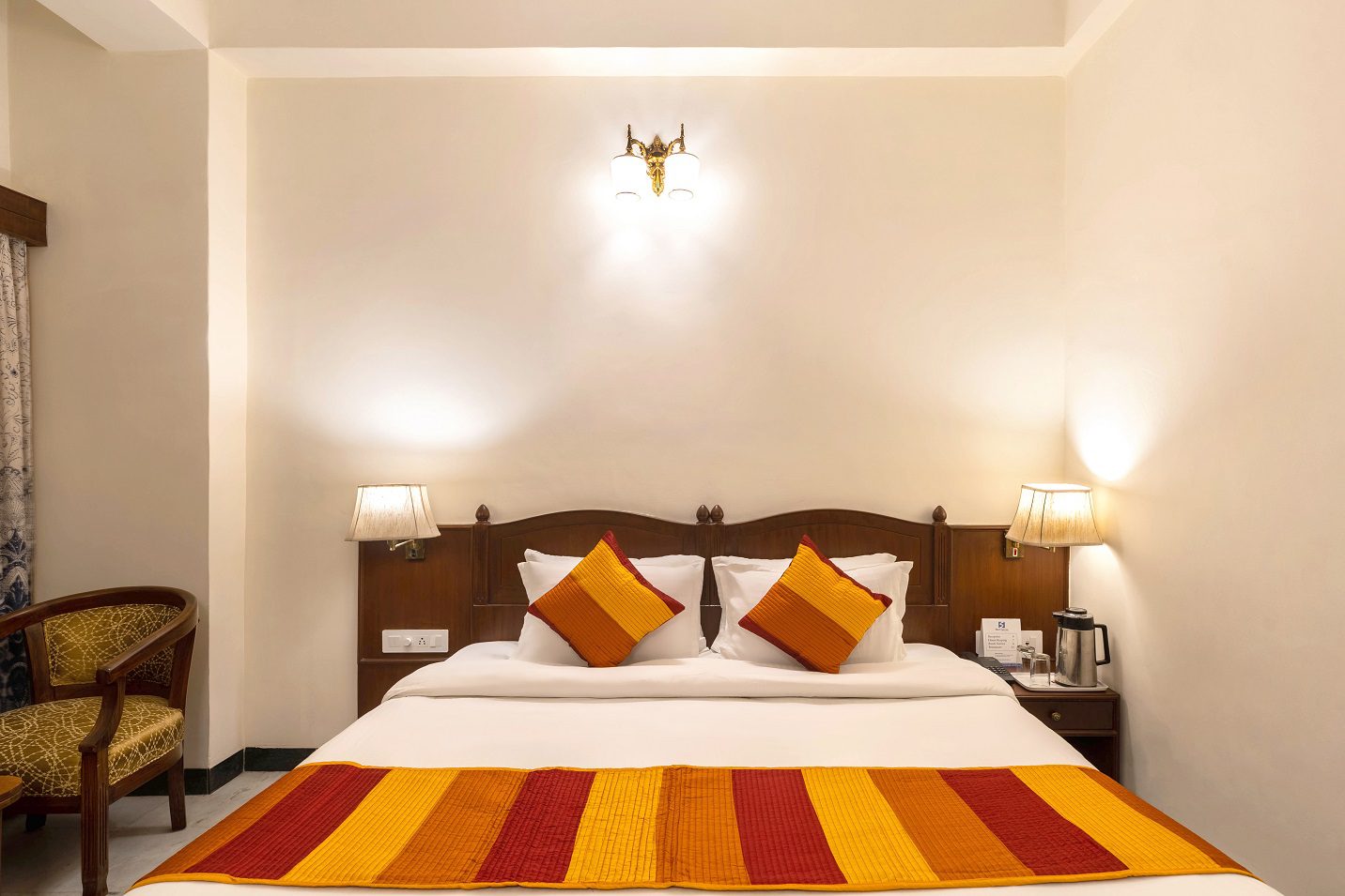 13 NON LAKE FACING DELUXE AC ROOMS HOTEL SAROVAR ON LAKE PICHOLA MARKET MY HOTEL