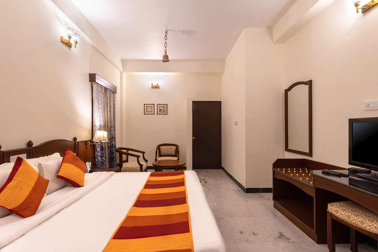 2 NON LAKE FACING DELUXE AC ROOMS HOTEL SAROVAR ON LAKE PICHOLA MARKET MY HOTEL