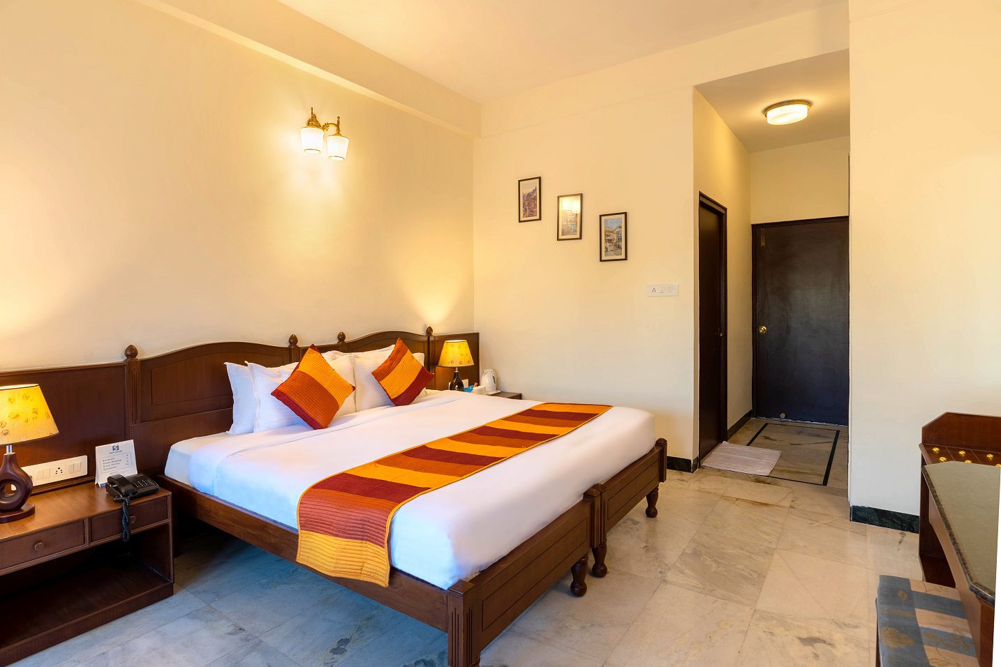 4 LAKE FACING SUPER DELUXE AC ROOM HOTEL SAROVAR ON LAKE PICHOLA MARKET MY HOTEL