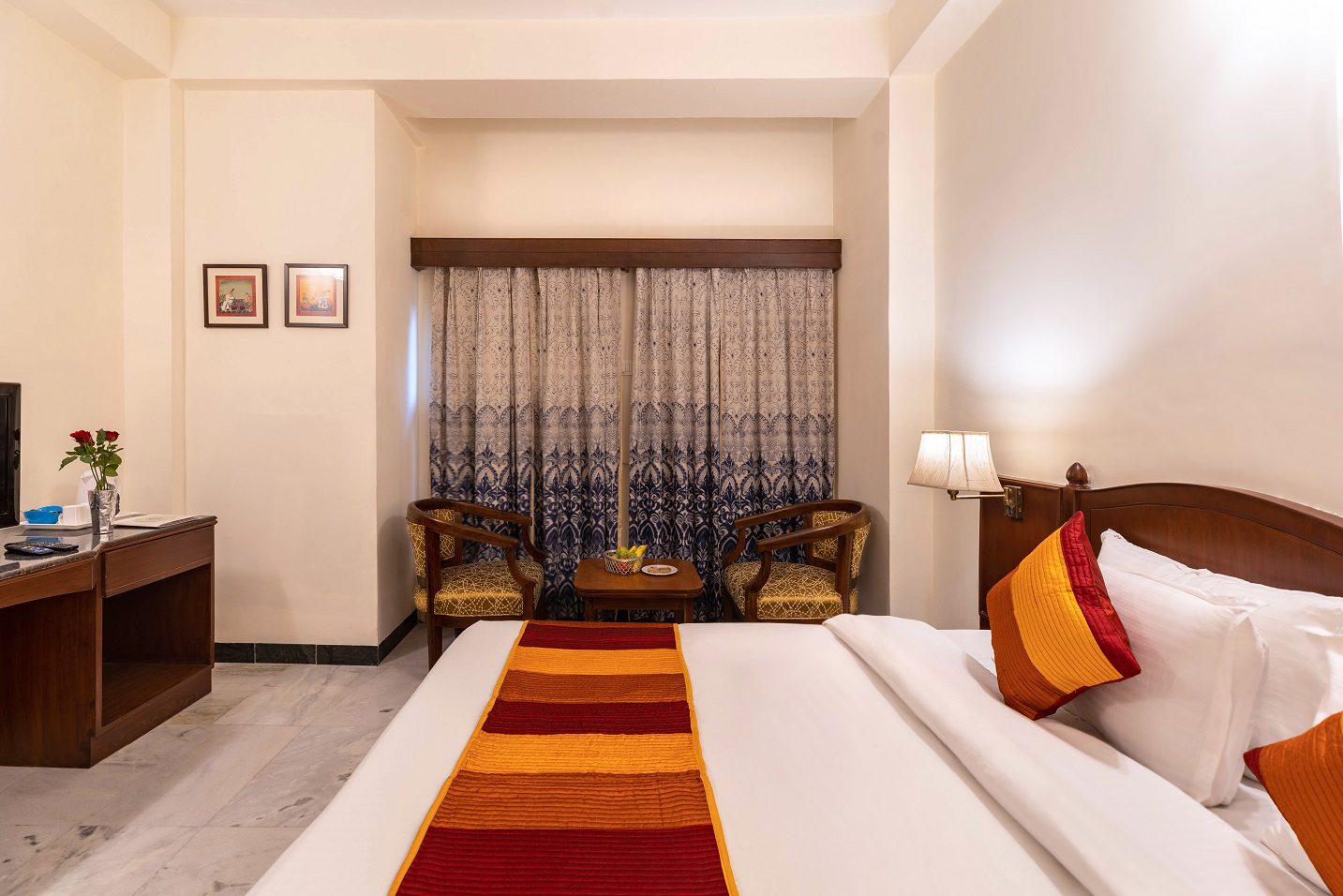 4 NON LAKE FACING DELUXE AC ROOMS HOTEL SAROVAR ON LAKE PICHOLA MARKET MY HOTEL