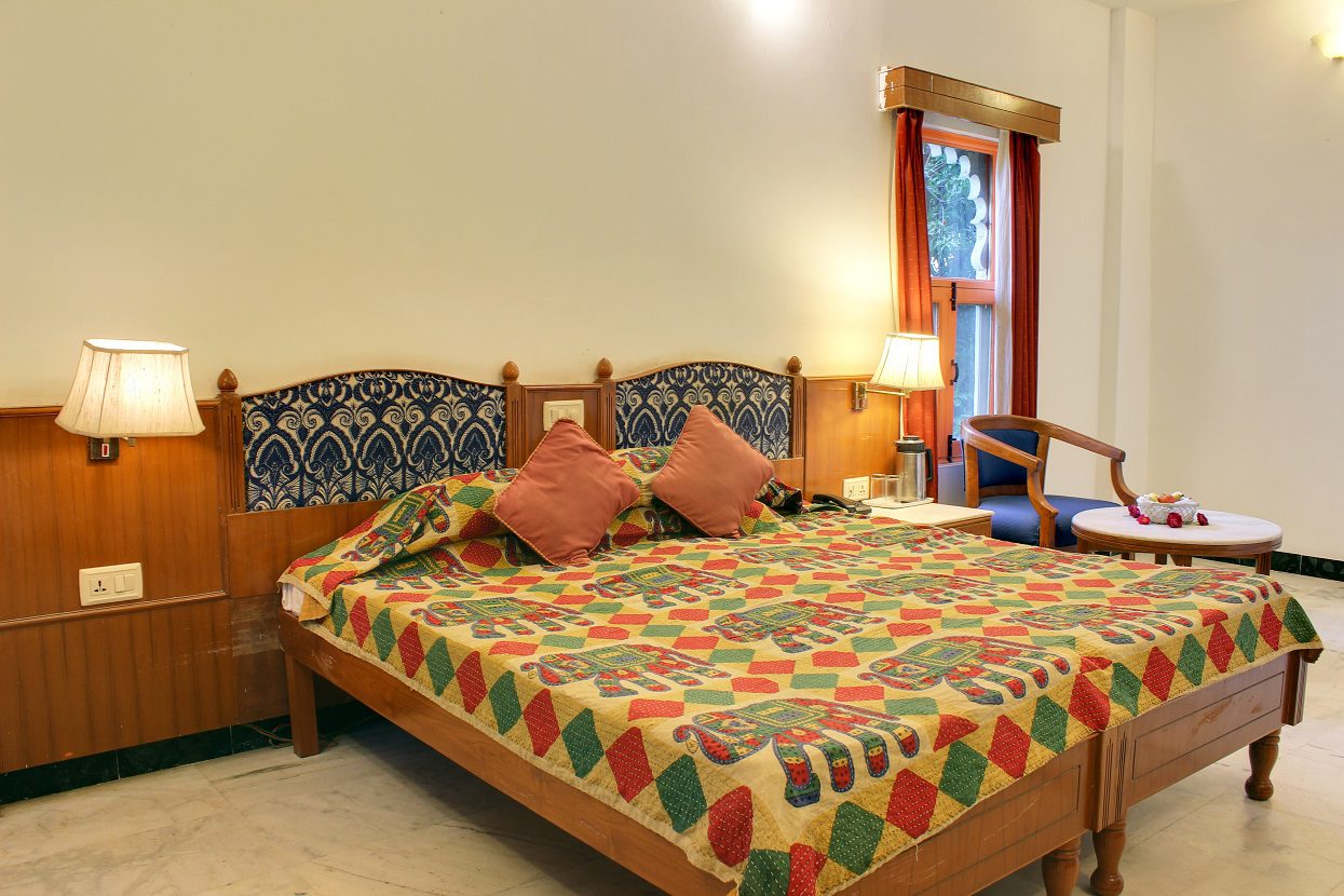 5 NON LAKE FACING DELUXE AC ROOMS HOTEL SAROVAR ON LAKE PICHOLA MARKET MY HOTEL