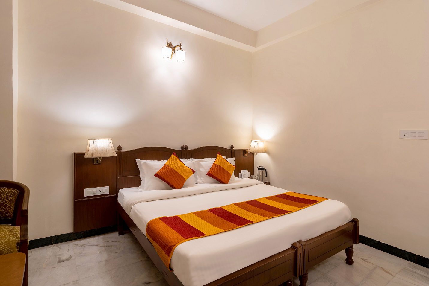 6 NON LAKE FACING DELUXE AC ROOMS HOTEL SAROVAR ON LAKE PICHOLA MARKET MY HOTEL