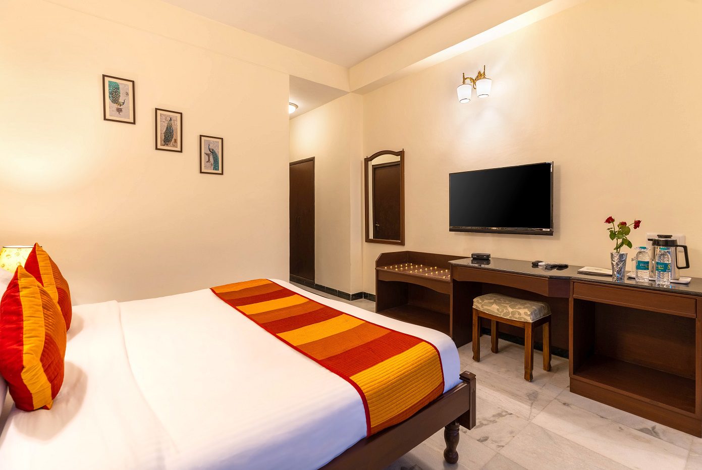 7 LAKE FACING SUPER DELUXE AC ROOM HOTEL SAROVAR ON LAKE PICHOLA MARKET MY HOTEL