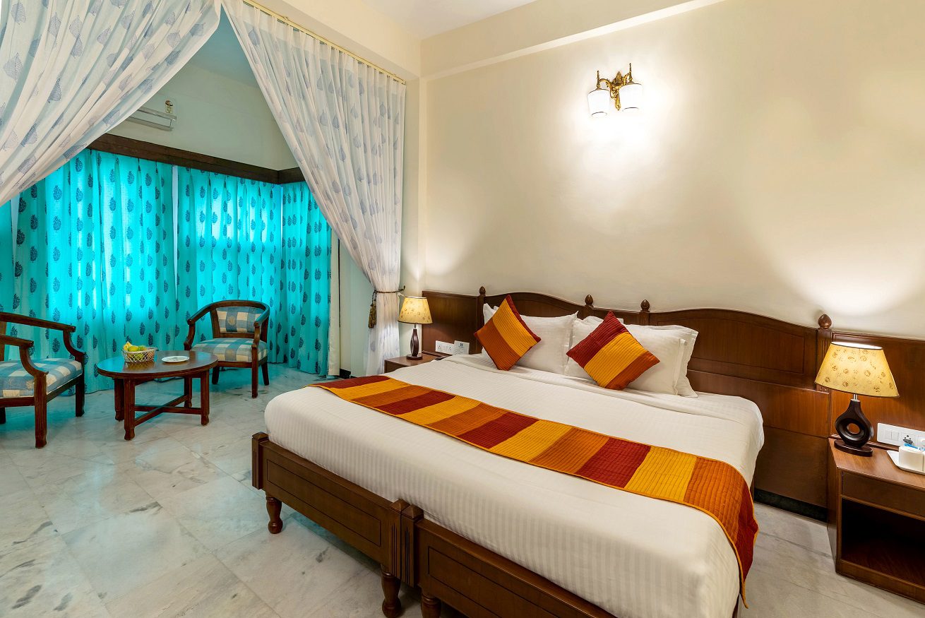 8 LAKE FACING SUPER DELUXE AC ROOM HOTEL SAROVAR ON LAKE PICHOLA MARKET MY HOTEL