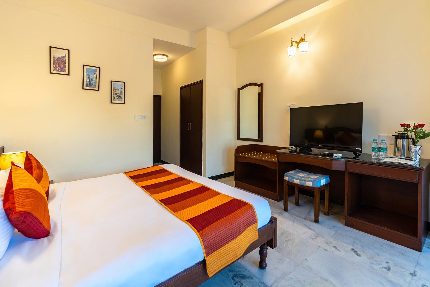 9 LAKE FACING SUPER DELUXE AC ROOM HOTEL SAROVAR ON LAKE PICHOLA MARKET MY HOTEL