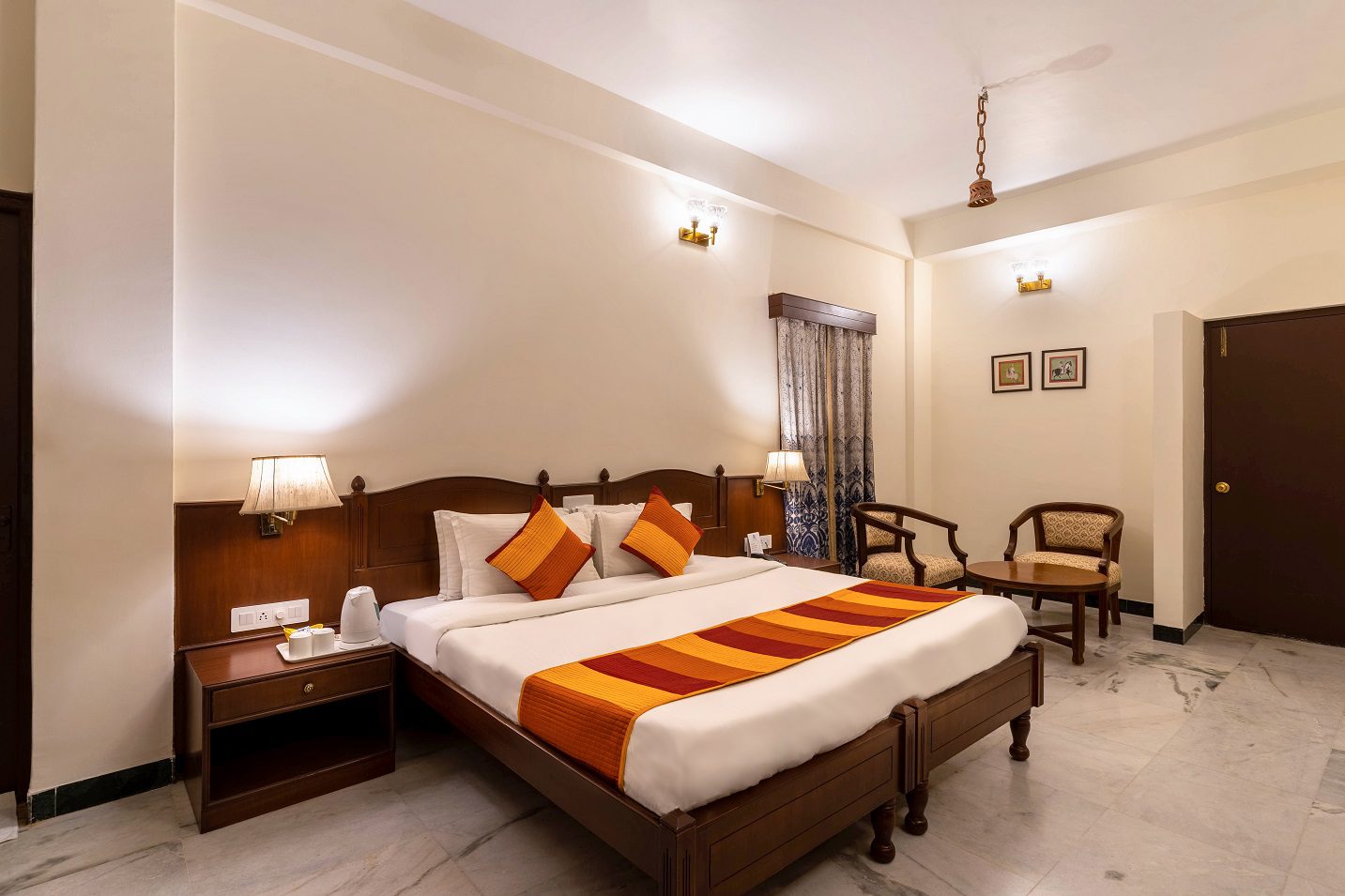 9 NON LAKE FACING DELUXE AC ROOMS HOTEL SAROVAR ON LAKE PICHOLA MARKET MY HOTEL